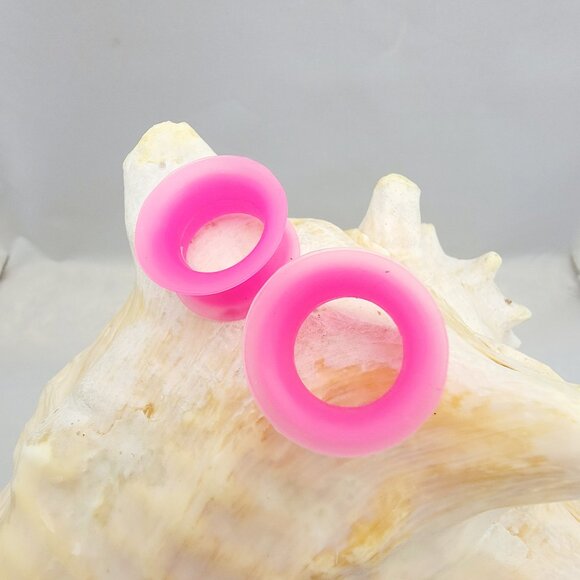 Pair of pink silicone tunnels 6G 4mm available HALF INCH WIDE - Picture 1 of 4